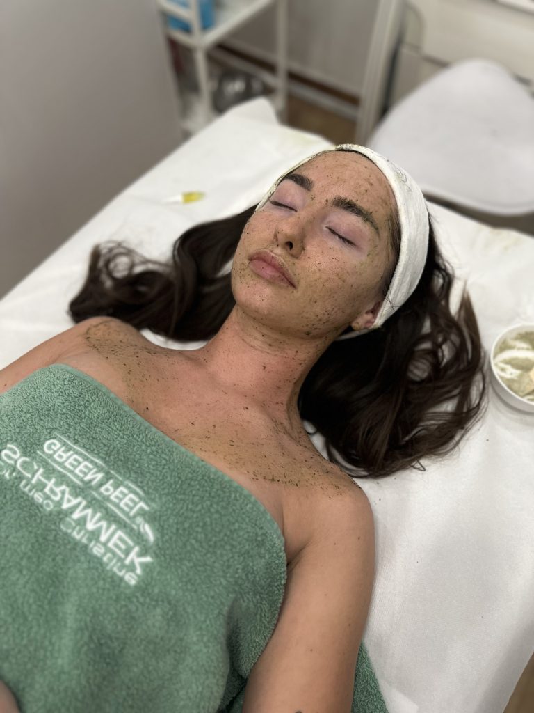 Klijentica tijekom GREEN PEEL tretmana
