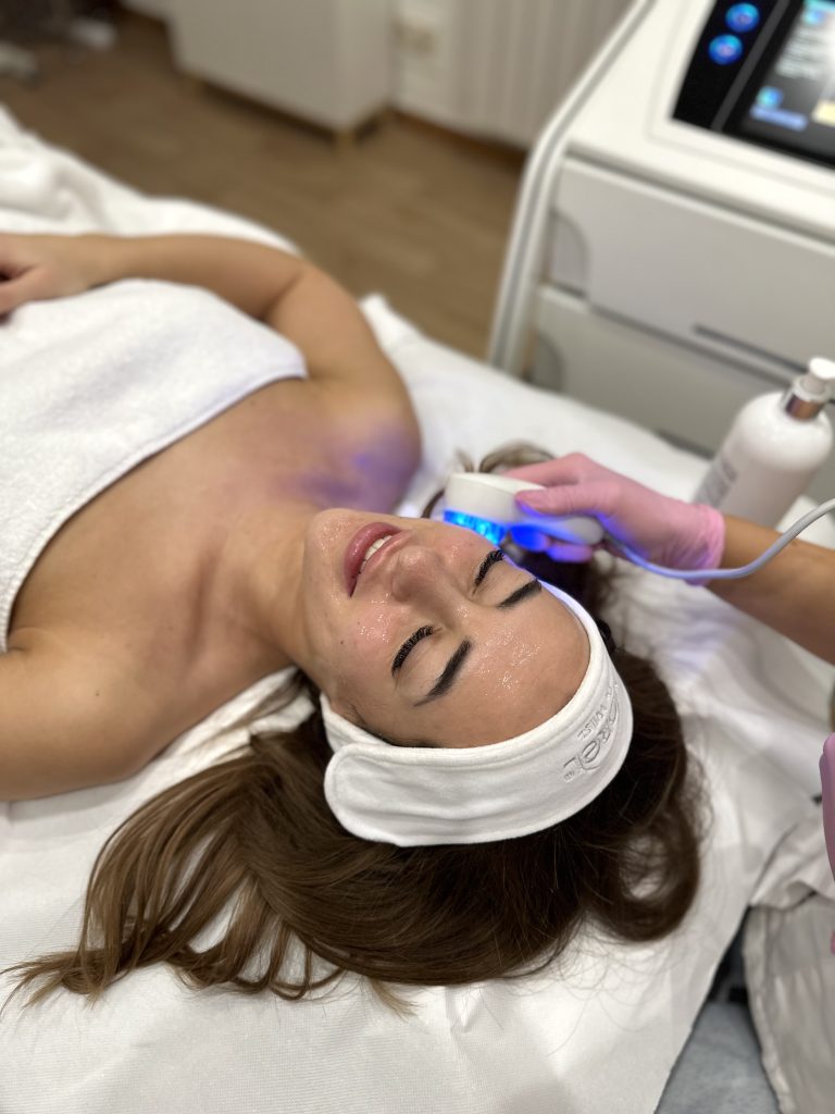 Ultrazvučna terapija lica s LED aplikatorom